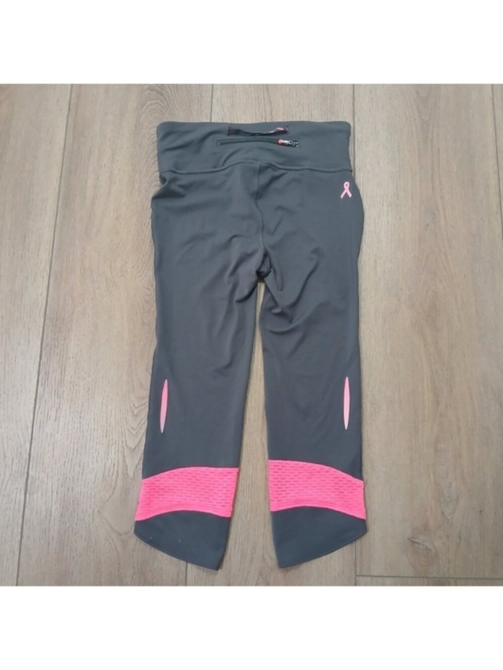 Under Armour HeatGear Compression Capri Leggings XS Pink Ribbon Breast Cancer - Picture 3 of 8